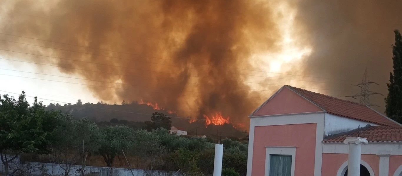 Πύρινη λαίλαπα σε Ρόδο: Εκκενώνεται το χωριό Μαριτσά δίπλα στο ομώνυμο αεροδρόμιο